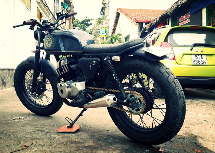 Theo anh Tự, người trực tiếp chế tác xe, chiếc xe được tút lại ngoại thất gần như hoàn toàn bằng thủ công.