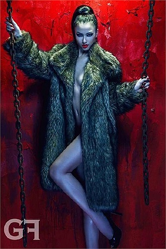 'Ngày càng quá. Hình như những người trẻ luôn kiếm tìm chút hào quang của danh vọng, sự nổi tiếng... mà đôi khi. Nhìn bức ảnh chẳng có tí nào là nghệ thuật. Chỉ đơn giản là...' là một trong rất nhiều bình luận của cộng đồng mạng.