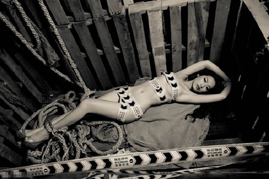 Quỳnh Thi đã tái hiện lại cảnh người phụ nữ bị chà đạp, ức hiếp dưới những góc ảnh vô cùng sexy. Song nhanh chóng sau đó, chúng đã không được dư luận đón nhận. 