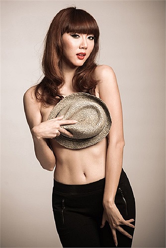 Sau cơn bão nude năm 2011 và 2012, theo thường lệ, Ngọc Quyên không quên nude... chào năm mới. 