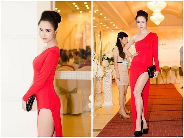 Người đẹp Ngọc Anh cũng chọn mốt cắt xẻ táo bạo, đường cắt khá cao tại chân váy dễ dàng đẩy người đẹp rơi vào tình huống lộ nội y. Tuy nhiên, cô khá thận trọng bằng cách lấy tay cầm clutch che chắn khéo léo điểm hở khi di chuyển. 