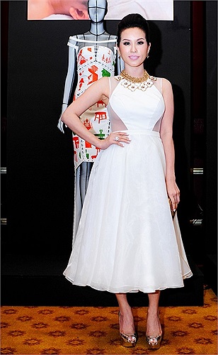 Quý bà Thu Hoài chứng minh gu thời trang theo kịp trào lưu khi diện một thiết kế cắt táo bạo tại vùng eo và ngực khi tham dự show thời trang của NTK Công Trí. Quý bà biết tiết chế khoảng hở nhờ phần ren bao quanh điểm hở. 