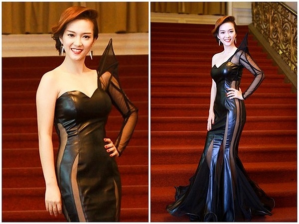 Tuần vừa qua, ca sĩ Đinh Hương cũng gây chú ý với bộ cánh bắt mắt. Những đường cắt xuyên thấu hai bên hông váy làm điểm nhấn. Gu thời trang của Đinh Hương nhận được nhiều lời khen trong thời gian gần đây. 