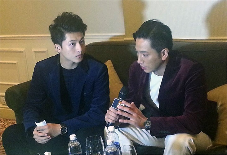 Hot boy Harry Lu, diễn viên chính phim Thần Tượng đã được phỏng vấn trực tiếp hai ngôi sao Hồng Kong - Ngô Trác Hy và Dương Di khi họ đến Việt Nam hôm qua 3/12.