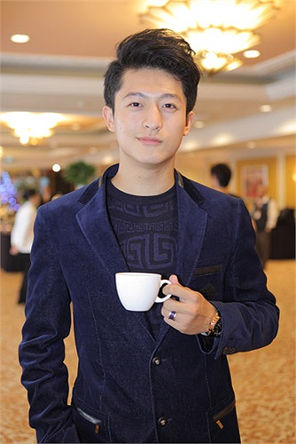 Chính vì vậy, chàng hot boy trở nên sang trọng và bảnh bao hơn.