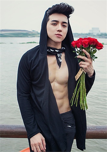 Đổ tiền làm đẹp gương mặt nhưng 9X gốc Đà Nẵng còn luyện tập rất chăm chỉ để có một cơ thể hoàn hảo. 