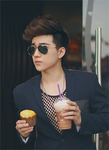 Lần đầu tiên trong đời anh chàng này được tỏ tình, sau khi đã phẫu thuật thẩm mỹ. 