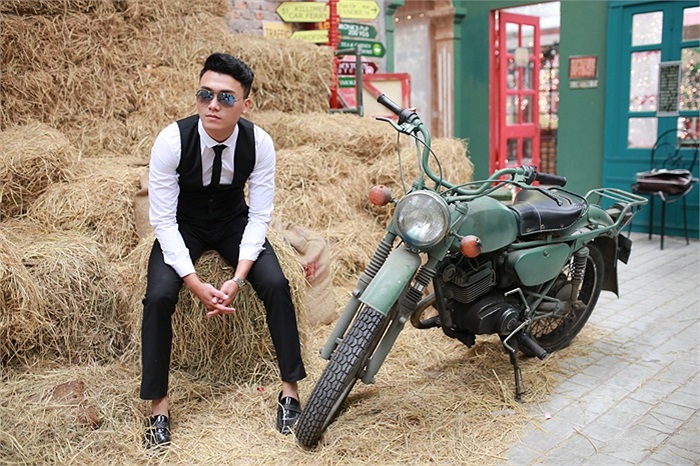 Nguyễn Xuân Phúc, sinh viên K31 lớp Diễn viên Kịch điện ảnh và Truyền hình, ĐH Sân khấu - Điện ảnh Hà Nội hiện đang là cái tên được nhiều bạn trẻ chú ý trong thời gian gần đây với vai Bằng trong phim 'Chạm tay vào nỗi nhớ'