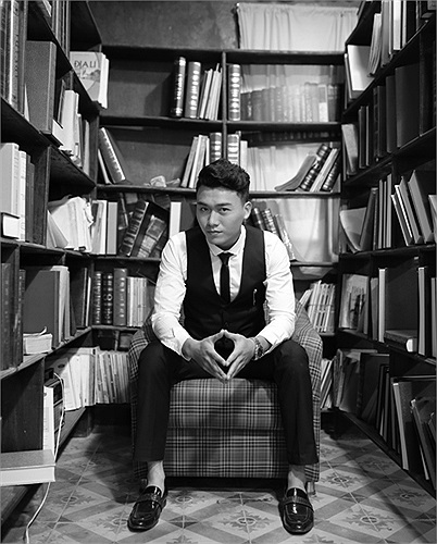 Ngoài ra, chàng trai này còn đóng vai Tường phim Thẩm Phán tháng 1 khởi chiếu, Phim Đen Trắng; Phim 'Lời Thì Thầm Từ Quá Khứ'; Phim 'Gương Trời' Dự Án phim mới đang tham gia: 'Trái Tim Có Nắng'