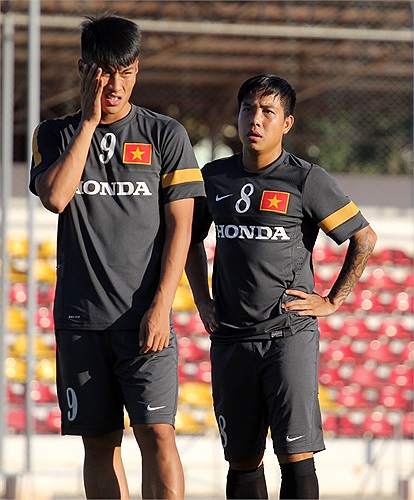 Mạc Hồng Quân bắt đầu buổi tập với khuôn mặt nhăn nhó vì nắng dọi thẳng mặt.