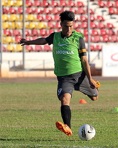 Mạc Hồng Quân tập sút.