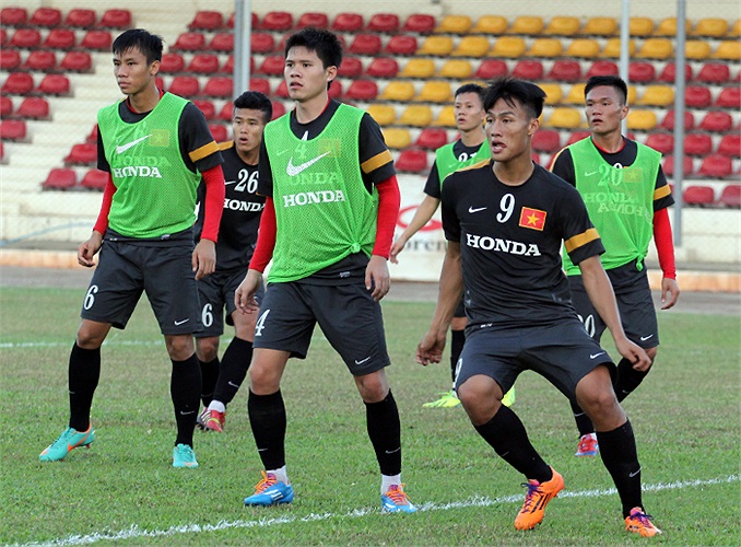 Khuôn mặt Mạc Hồng Quân chỉ bớt nhăn nhó đi khi nắng đã dịu xuống.