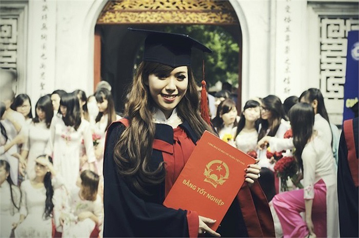 Cô nàng muốn lưu giữ lại những kỷ niệm đẹp cuối cùng của thời sinh viên. 