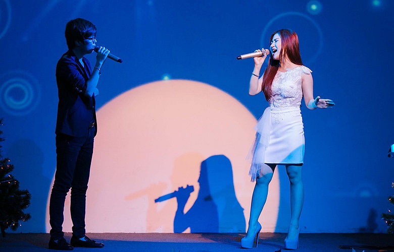 Tối 4/1/2014, Hương Tràm đã có dịp hội ngộ với ca sỹ Bùi Anh Tuấn trong đêm nhạc riêng của hai giọng hát trẻ tại Phòng trà Đồng Dao, TP. Hồ Chí Minh. 