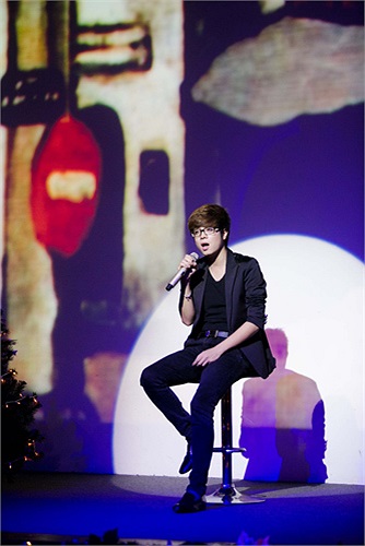 Trong đêm nhạc, Bùi Anh Tuấn còn khắc khoải trong các ca khúc mang rất nhiều tâm trạng như Trái tim bên lề hay các ca khúc về Hà Nội...