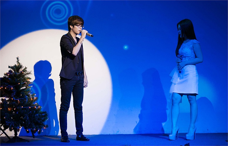 Trước đây, Hương Tràm và Bùi Anh Tuấn được mời hát chung trong một số chương trình ca nhạc phòng trà và trên sân khấu lớn, nhưng đây là lần đầu tiên cả 2 cùng góp giọng chung trong một ca khúc.