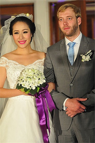 Hoa hậu mới kết thúc cuộc sống độc thân của mình hôm 13/12 vừa qua. Cô kết hôn cùng chàng trai người Anh Loz Whitaker.