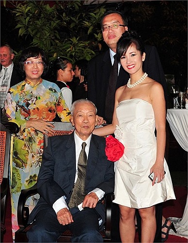 Ông nội của Hoa hậu Hà Kiều Anh là Đại tá, nguyên Thứ trưởng Hà Văn Lâu - Thứ trưởng Bộ ngoại giao đầu tiên của Việt Nam.