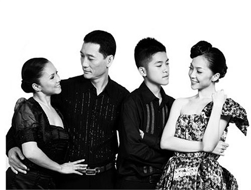 Không chỉ sinh ra trong một gia đình văn hóa, Linh Nga hiện dang làm dâu trong một gia đình quan chức cấp cao của chính phủ tại Hà Nội. Ngoài múa, Linh Nga cũng tích cực hoạt động kinh doanh tại TP.HCM.