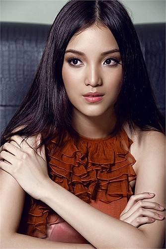 Mẹ Huỳnh Bích Phương cũng là một doanh nhân có tiếng, hiện bà đang giữ chức vụ giám đốc công ty bất động sản An Tây.