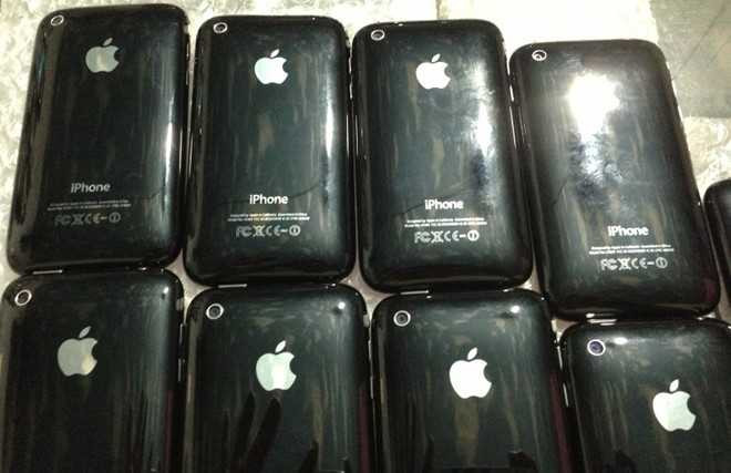 Những chiếc iPhone 3GS này không có hộp đựng. Giá cho một bộ phụ kiện bao gồm cáp, sạc của máy là 100.000 đồng (thường không có tai nghe)