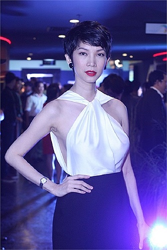 Và dường như, hạnh phúc làm mẹ giúp chân dài này trở nên rạng rỡ cả khi bầu bí lẫn thời kỳ hậu sinh nở. 