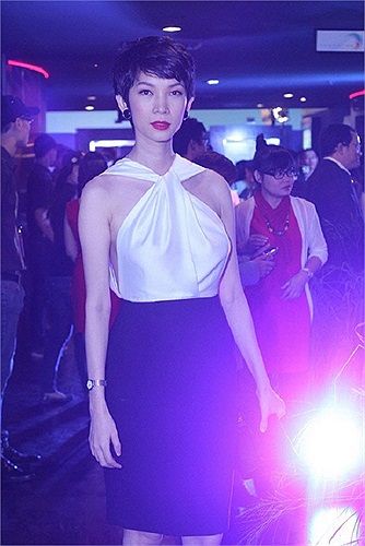 Cô khiến nhiều người ngỡ ngàng vì chỉ 1 tháng sinh bé Thỏ, vóc dáng đã trở lại bình thường.