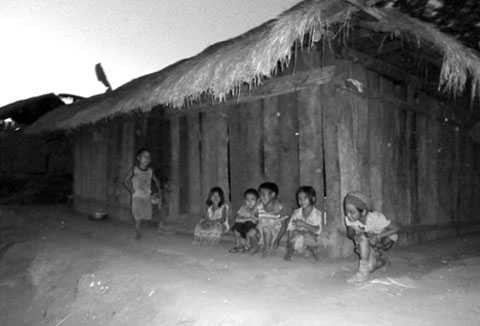 Một góc Liên Sơn 2, xã Phước Vinh với trẻ con nheo nhóc sau khi hàng loạt người tử vong vì uống rượu (Ảnh: Dòng đời)