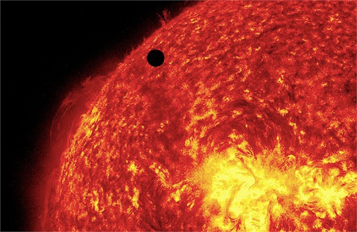 Sao thủy chỉ như một chấm nhỏ so với kích thước quá khủng của Mặt Trời. 