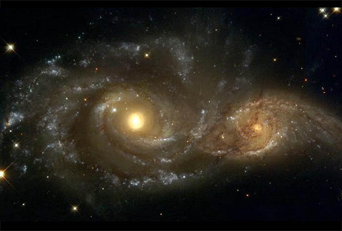 Vụ va chạm thiên hà NGC 2207 và IC 2163 cách chúng ta 80 triệu năm ánh sáng thuộc chòm Đại khuyển, đã tạo ra cảnh tượng độc nhất vô nhị của một thiên hà xoắn ốc kép vĩ đại. Chúng đang trong quá trình hợp nhất thành một. 