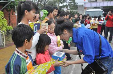 Đà Nẵng, sinh viên, tình nguyện, Kỷ lục, trẻ em nghèo, Tết sớm