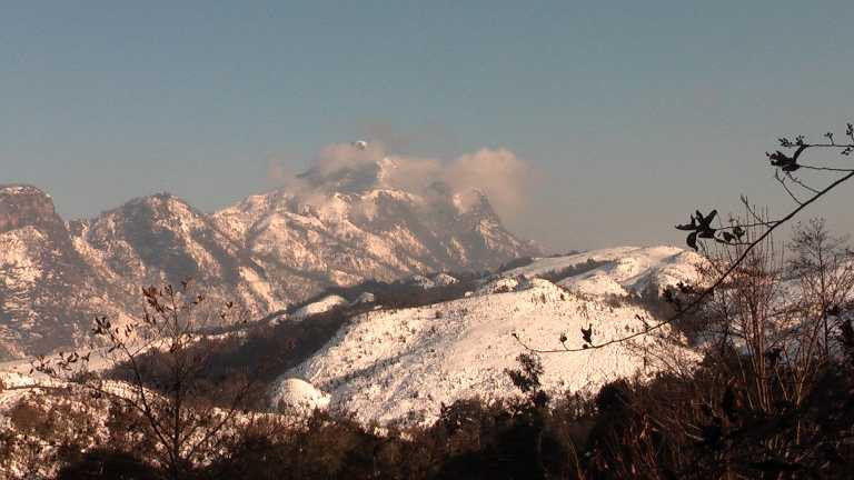 Những ngọn núi tuyết phủ trắng xóa