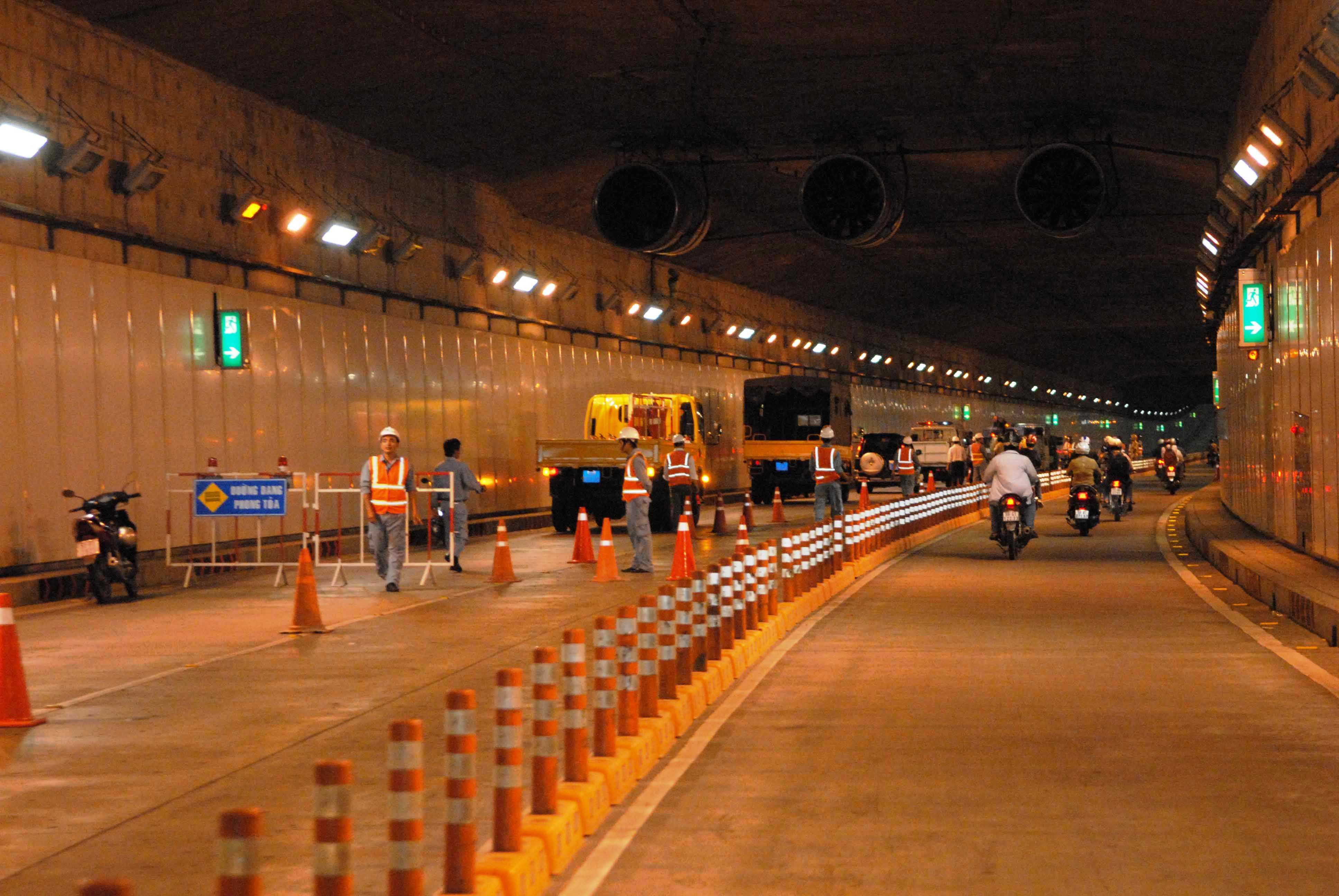 Lật xe chở bia, hầm vượt sông Sài Gòn bị phong tỏa