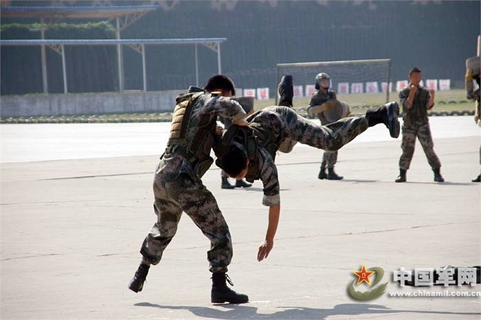 Những binh sỹ ở Quân khu Bắc Kinh, Trung Quốc luyện võ 