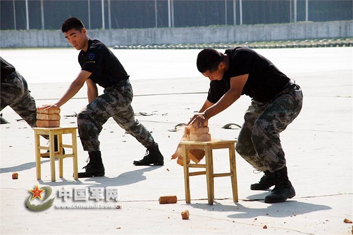 Một trong những bài tập luyện công của các binh sỹ này là tay không chặt vỡ gạch