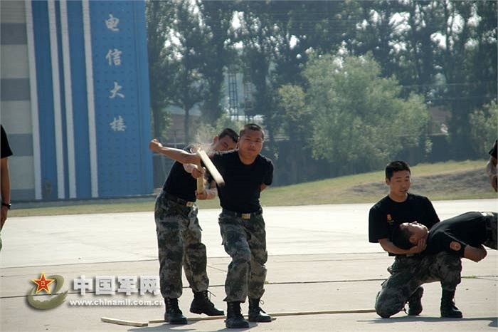 Binh sỹ luyện cơ tay bằng cách dùng thanh gỗ đập mạnh vào cánh tay