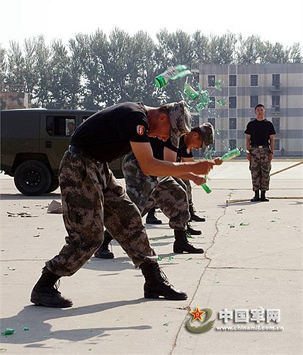 Kinh ngạc hơn nữa là cảnh các binh sỹ dùng chai thủy tinh đập vào đầu mình