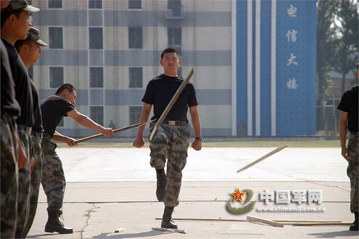 Binh sỹ Quân khu Bắc Kinh luyện cơ đùi bằng các thanh gỗ