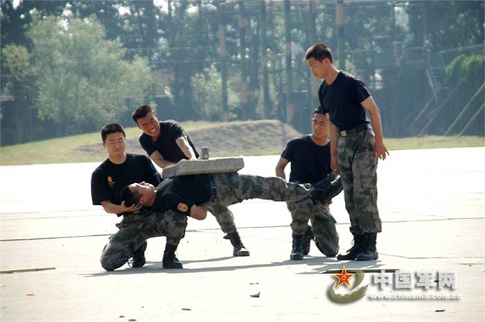 Binh sỹ Trung Quốc mạo hiểm trong bài luyện cơ bụng bằng tấm xi măng