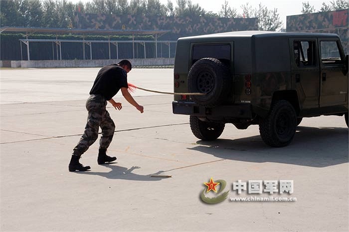 Binh sỹ dùng ngực đẩy xe ô tô 