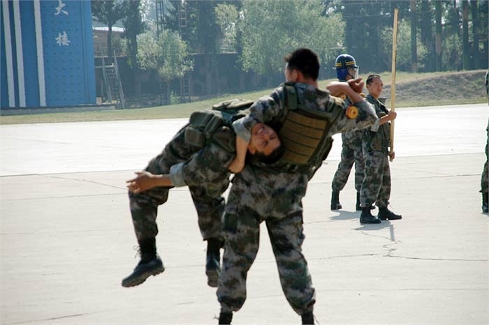 Ngoài việc luyện công, các binh sỹ Quân khu Bắc Kinh còn luyện võ, trao đổi kinh nghiệm với nhau