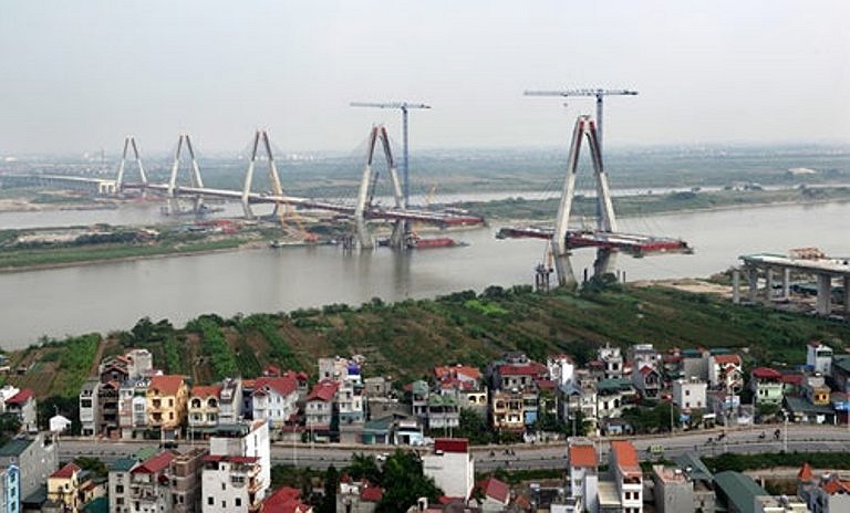 Nhật Tân, cây cầu dây văng dài nhất Việt Nam bắc qua sông Hồng qua địa bàn xã Phú Thượng (quân Tây Hồ) và xã Vĩnh Ngọc (huyện Đông Anh) đã dần dần hiện hình sau 2 năm chậm tiến độ thi công.