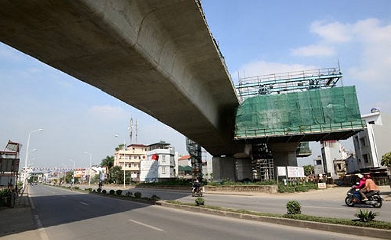 Tuy nhiên còn rất nhiều gói thầu vẫn chưa hoàn thiện. Đường dẫn bờ Nam bắc qua đường Âu Cơ đang thi công dở dang. 