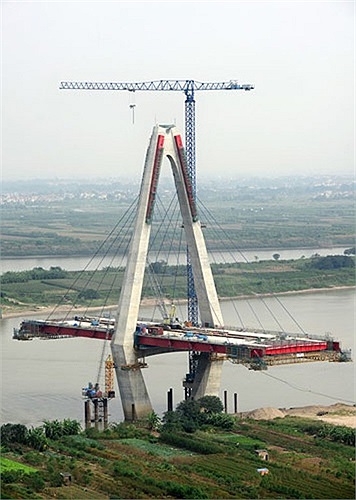 Cầu được kết cấu kiểu dây văng liên tục bê tông cốt thép dự ứng lực với 5 trụ tháp, thi công bằng phương án đúng hẫng cân bằng. Các trụ tháp được nối liền mạch sau đó mới thi công nối với hai đầu đường dẫn. 