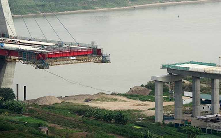 Theo như dự toán, tháng 4/2014 các trụ tháp sẽ được nối hoàn thành với cả hai đầu cầu và cầu Nhật Tân chính thức liền mạch.