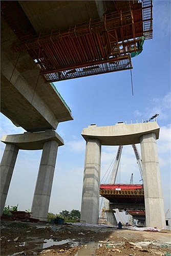 Dự án xây dựng cầu và đường hai đầu cầu Nhật Tân do Bộ GTVT làm chủ đầu tư, Ban quản lý dự án 85 là đại diện chủ đầu tư. Dự án GPMB vài tái định cư do UBND TP. 