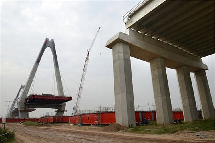 Cầu chính là cầu dây văng liên tục 5 trụ tháp với tổng chiều dài 1.500m (các nhịp chính có chiều dài 300m). Tại công trường thi công bên bờ Bắc, trụ tháp thứ 5 đang chuẩn bị được nối liền với đường dẫn. 