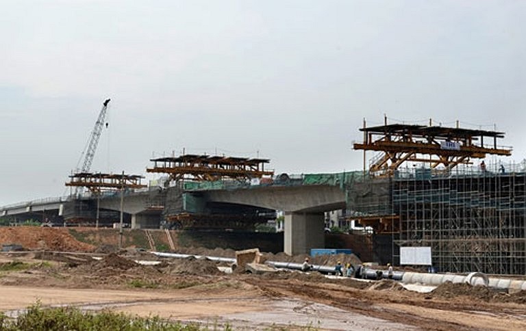 Đường hai đầu cầu có tổng chiều dài là 5.178,8m, đầu cầu phía bờ Bắc vẫn đang khá dở dang và chậm chạp.