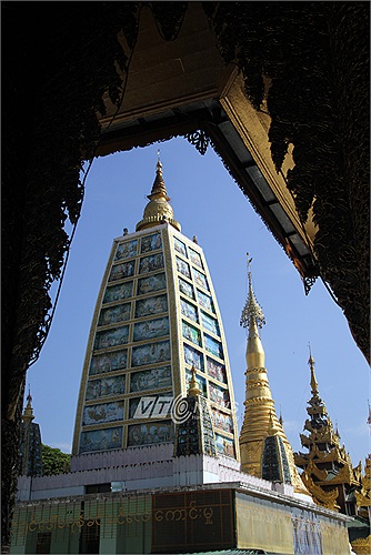 Các thợ lặn Myanma đã lặn xuống và buộc quanh quả chuông hàng trăm cây tre, nhờ đó quả chuông được kéo nổi lên.