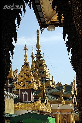 Năm 1827, trung tá J.E. Alexander cho đúc và tặng chùa một quả chuông tương tự chuông Singu Min. Hiện chuông này treo trong lầu chuông ở góc tây bắc sân chùa.